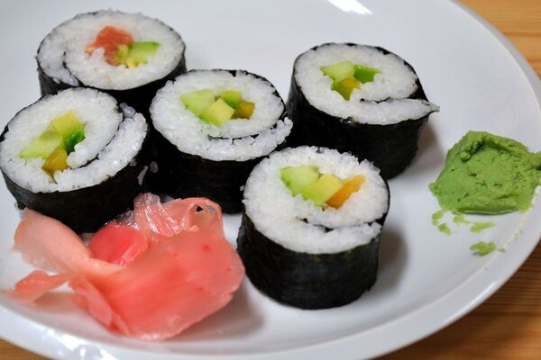 Encomendar rolos e sushi. Wassabi no prato
