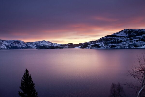 Belo lago entre montanhas cobertas de neve