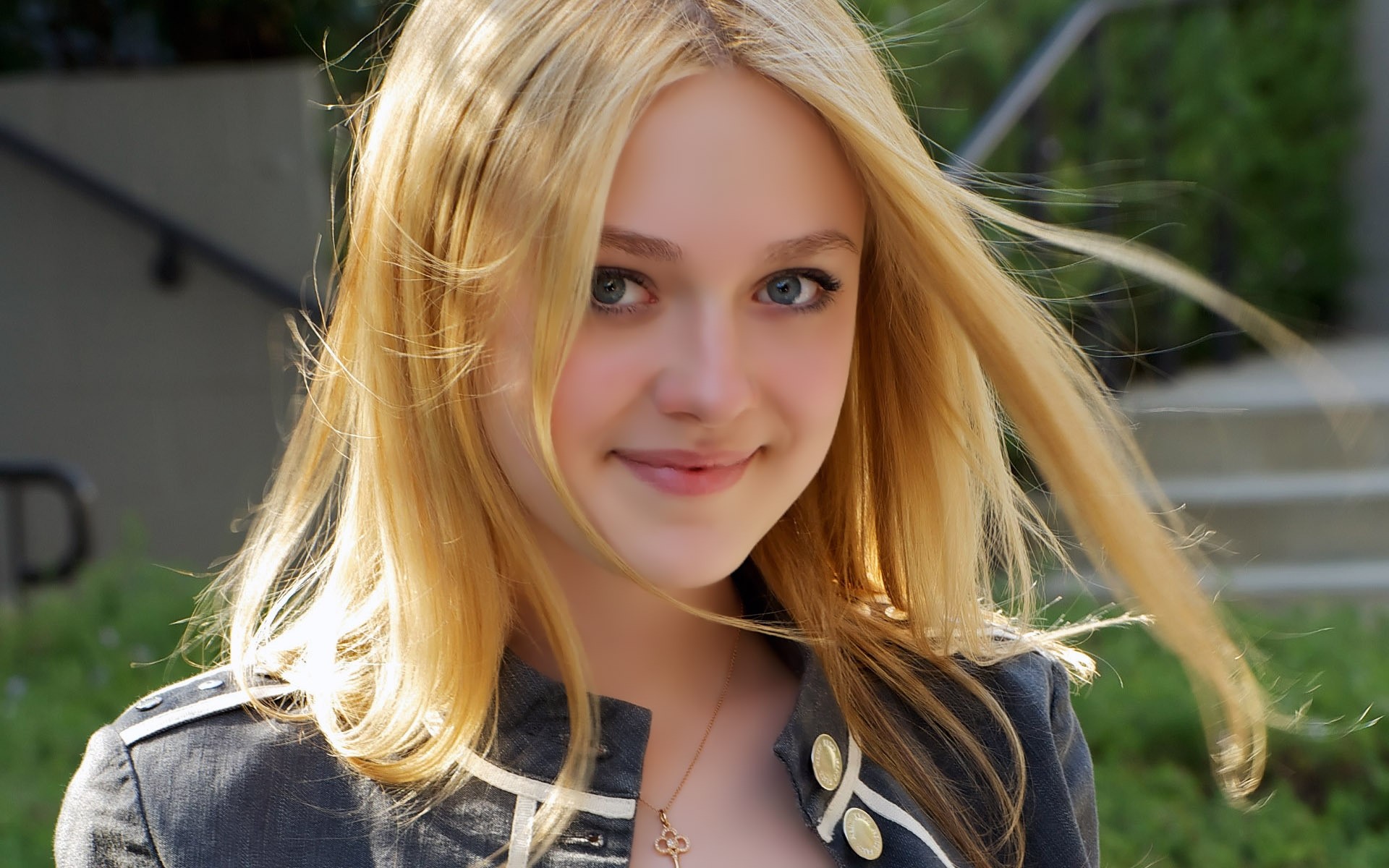 mulher loura menina bonita natureza verão retrato bela jovem moda sorriso ao ar livre modelo fofa adolescentes cabelo alegria sexy atriz crepúsculo dakota fanning celebridade