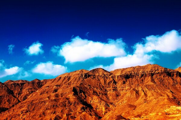 Montanhas de areia sob as nuvens