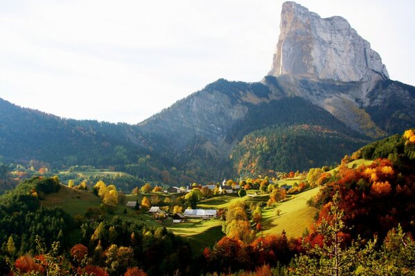 Cores de outono no fundo de uma paisagem de montanha