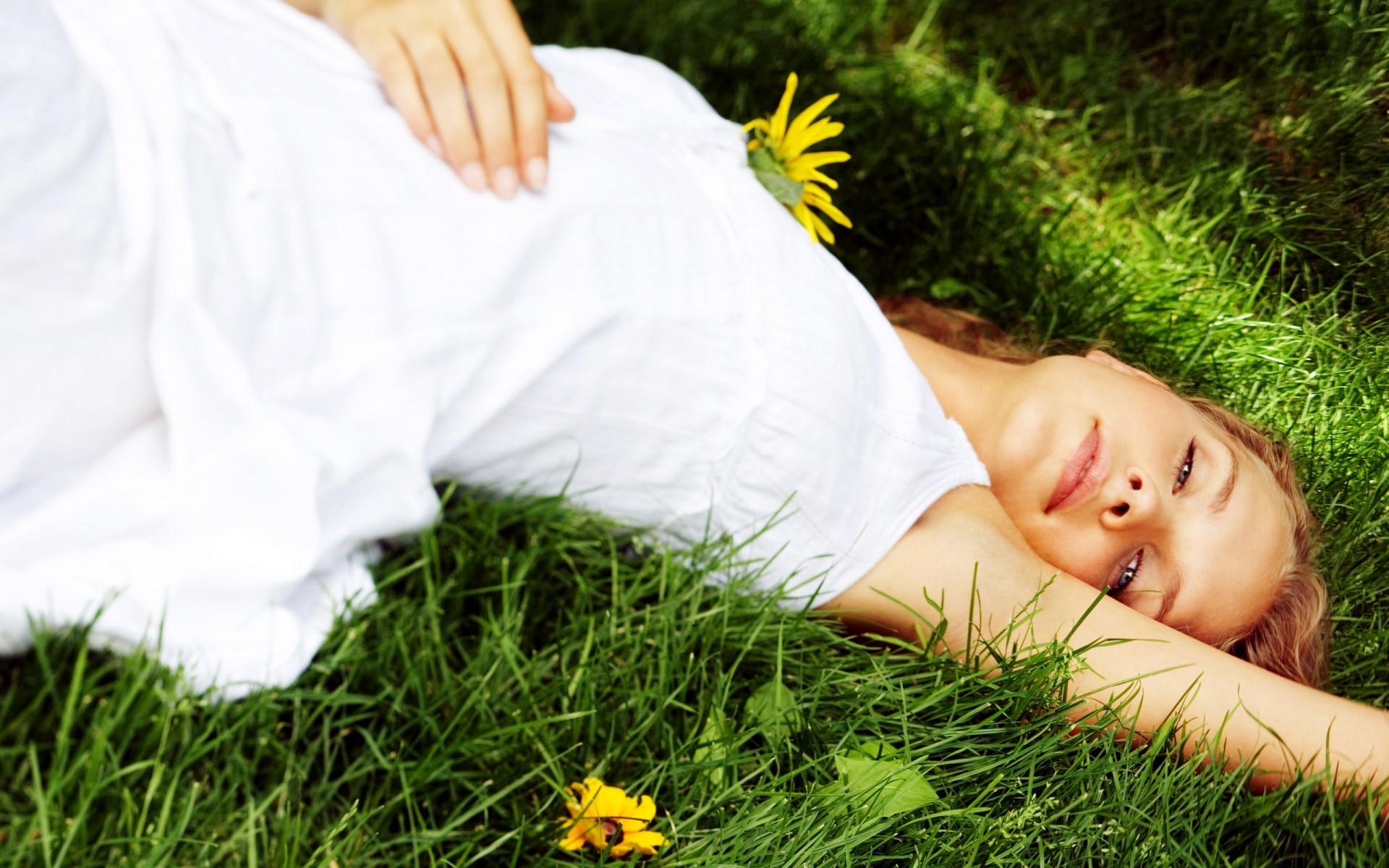 grama relaxamento gramado natureza verão feno lazer ao ar livre mulher sono campo parque jovem resto bela menina fofa flor felicidade mulheres