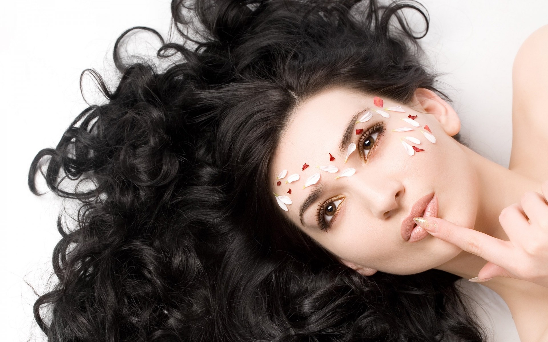 moda glamour mulher encaracolado sexy cabelo menina longo modelo pele olho retrato penteado bonita fofa lábios elegante estilo mulher