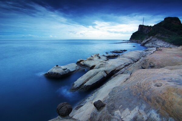 Bela paisagem. Mar e pedras na costa