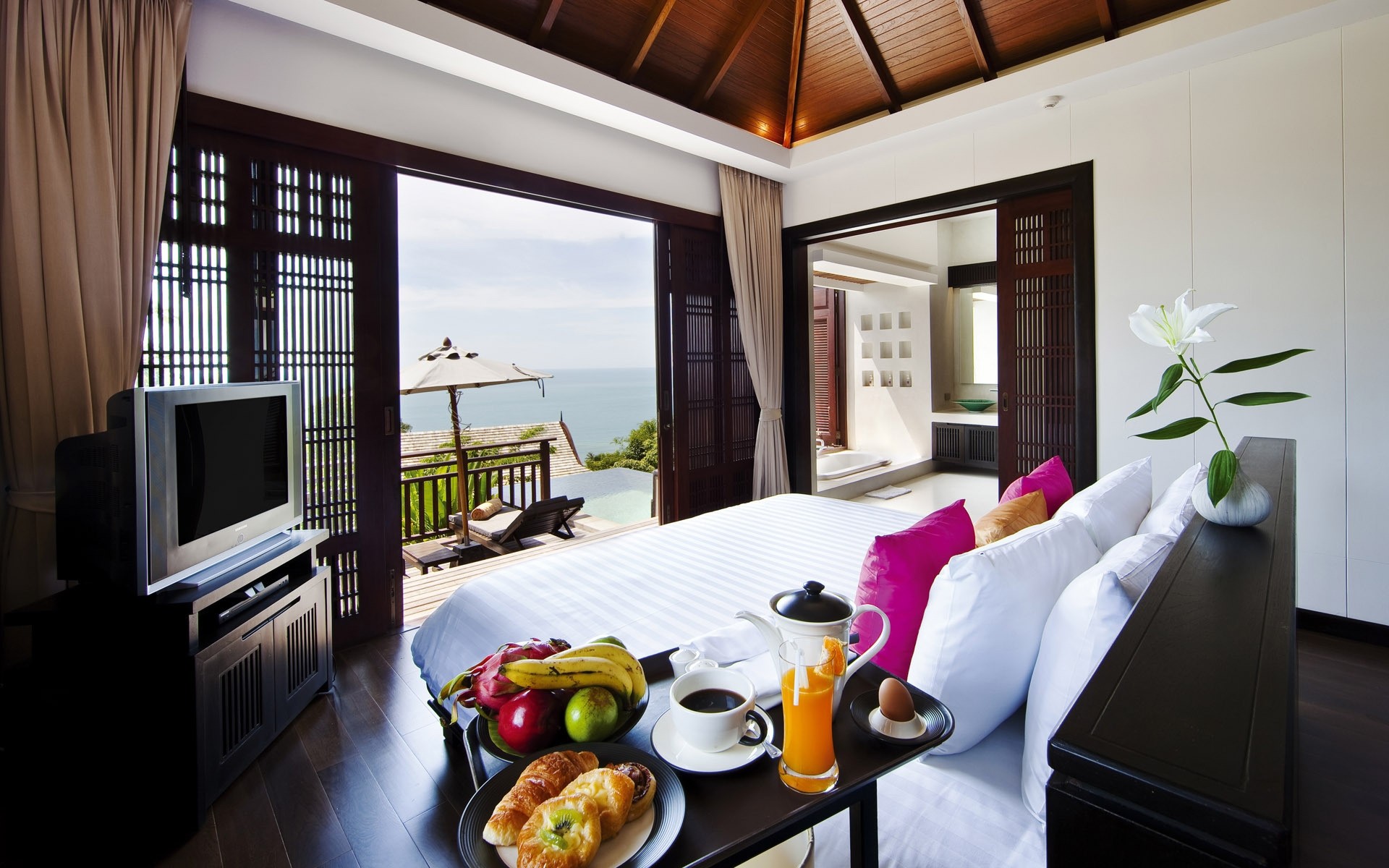 tabela interior mobília janela quarto cadeira casa família moderno dentro luxo piso hotel lugar design de interiores apartamento lâmpada sofá arquitetura frutas comida