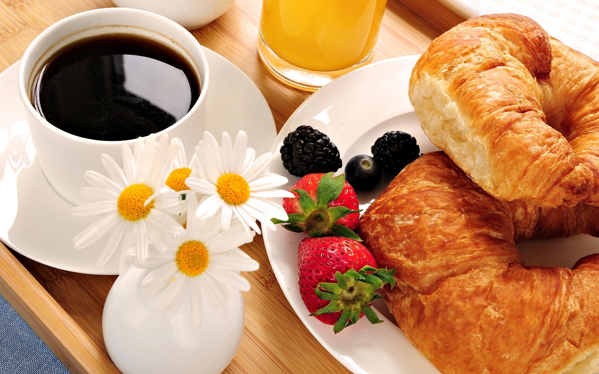 pequeno-almoço café amanhecer copo delicioso comida quente croissant bebida açúcar doce confeitaria espresso placa geléia refresco pão pires tradicional morango suco comida