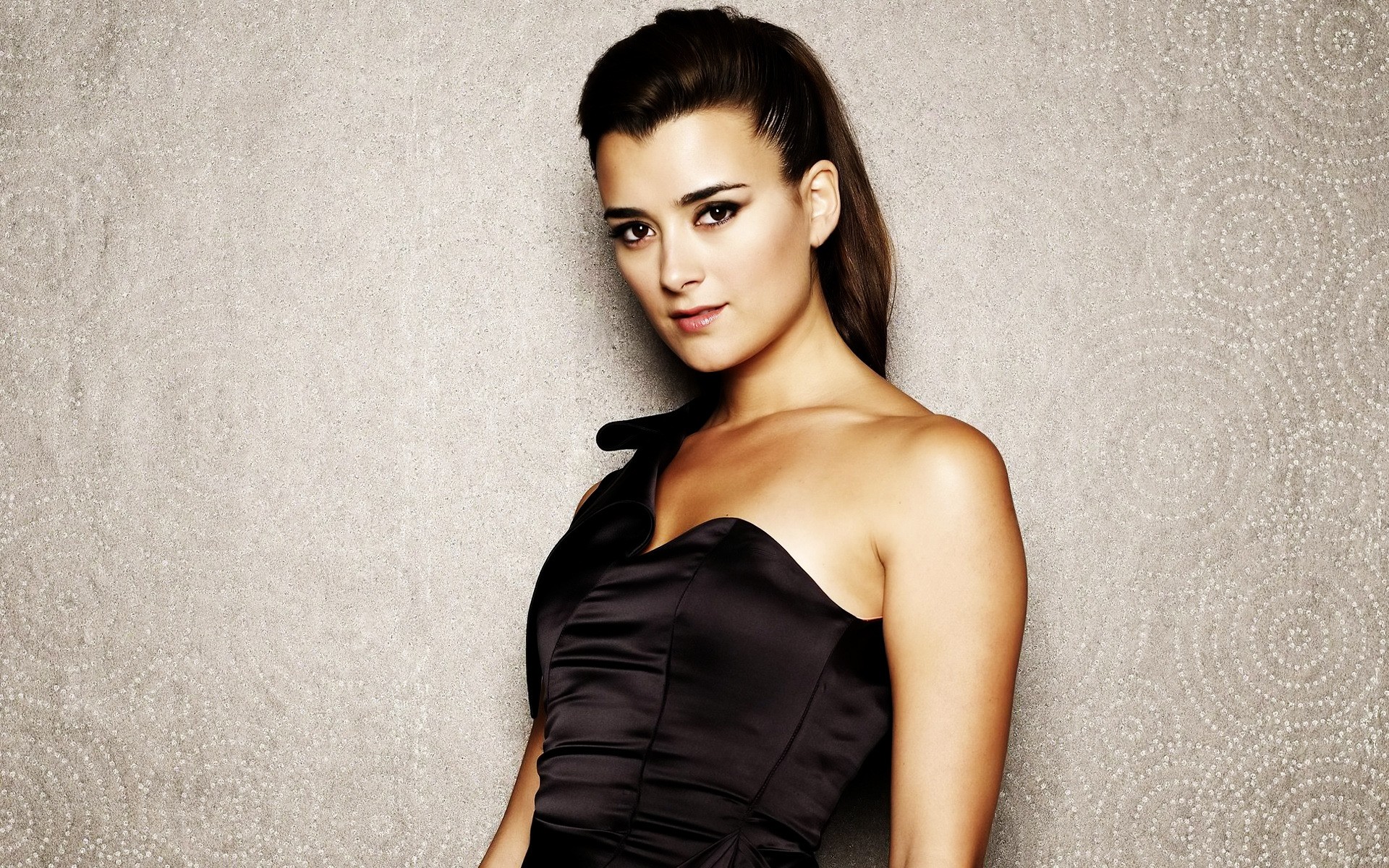 moda mulher retrato menina modelo glamour sexy elegante vestir morena atriz mulher celebridade artista