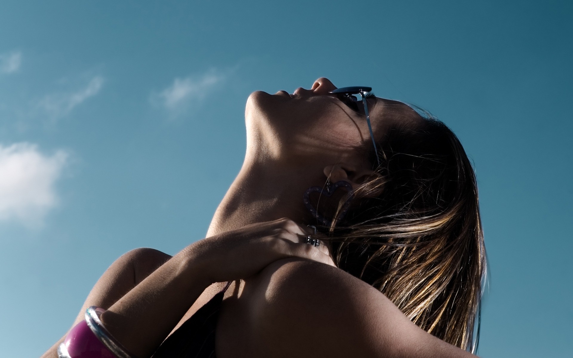 mulher menina nude moda sexy retrato modelo céu sozinho glamour amor erotico adulto praia sol cabelo vista lateral pele ao ar livre