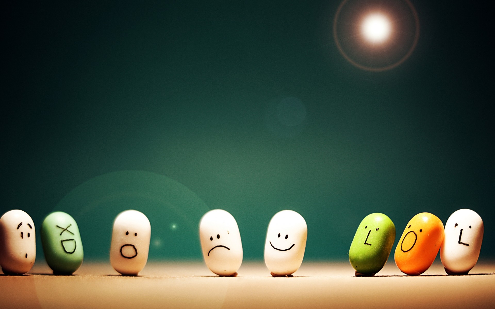 desktop feliz triste olhando rindo