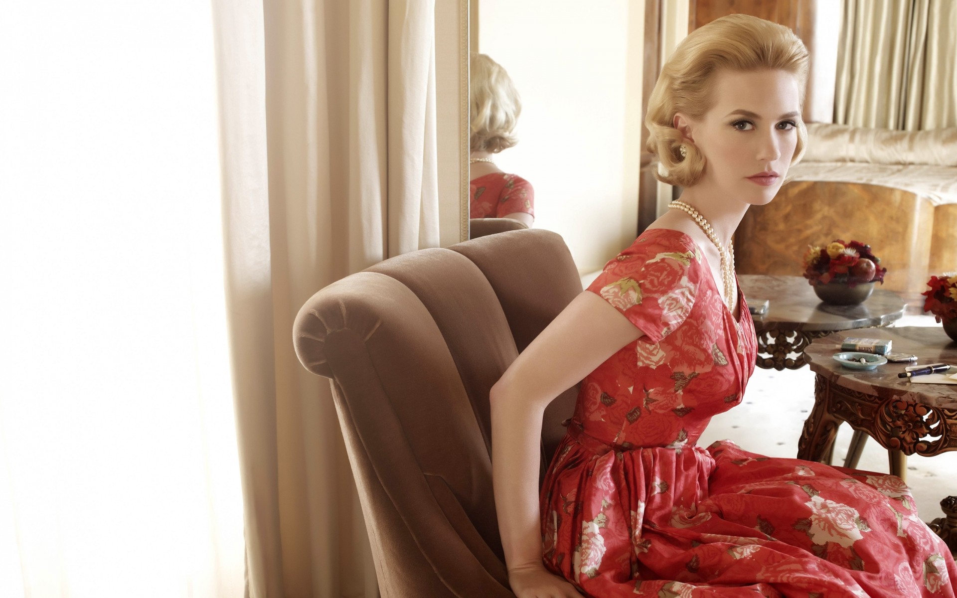 mulher quarto dentro de casa adulto mobília menina solteiro moda sofá sente-se bela luxo família