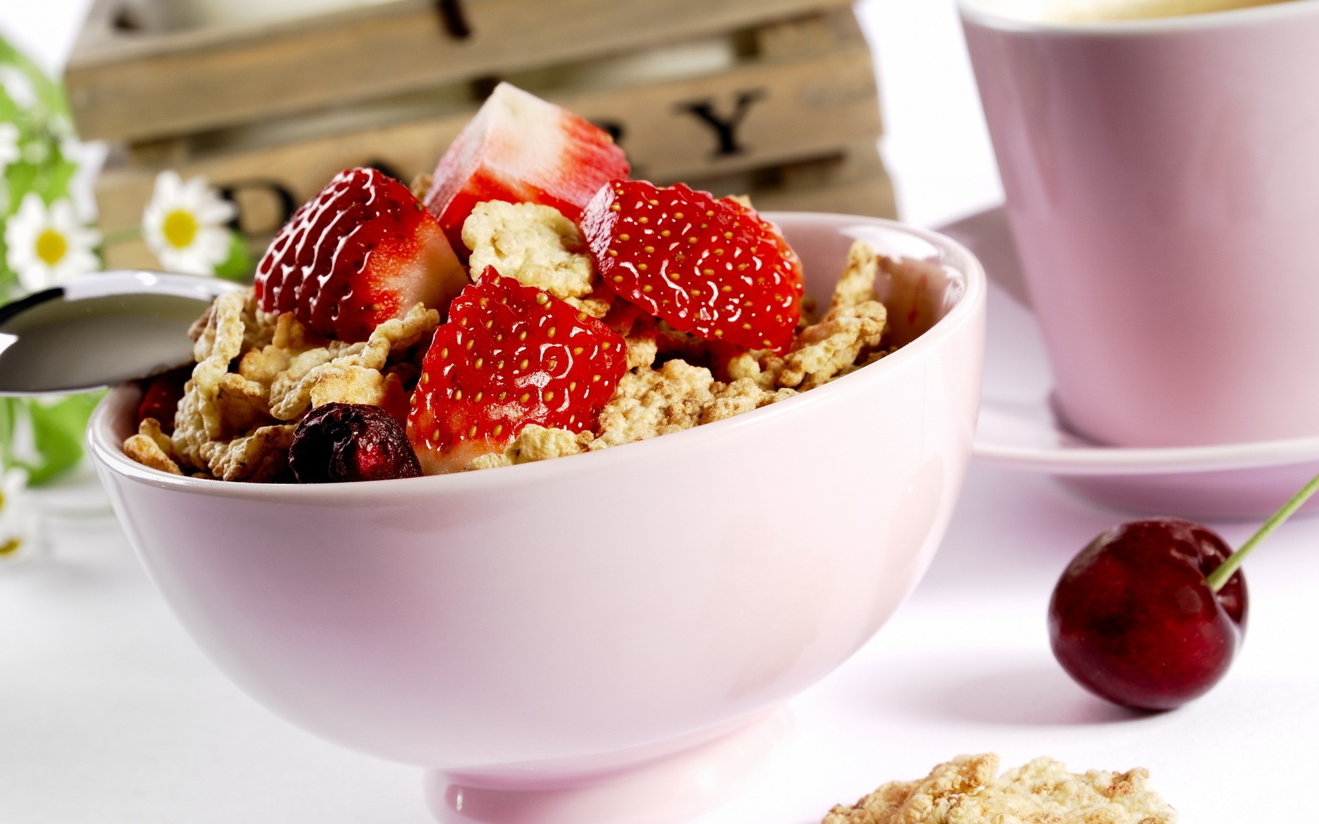 pequeno-almoço doce leite delicioso morango frutas baga comida amanhecer tigela muesli comida refresco muesli chocolate açúcar saúde creme saudável cereais grãos