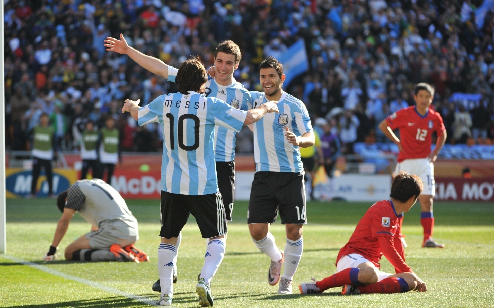 futebol futebol competição jogo bola estádio jogos objetivo atleta homem jogador de futebol pés bola de futebol adulto aguero messi jogadores homem