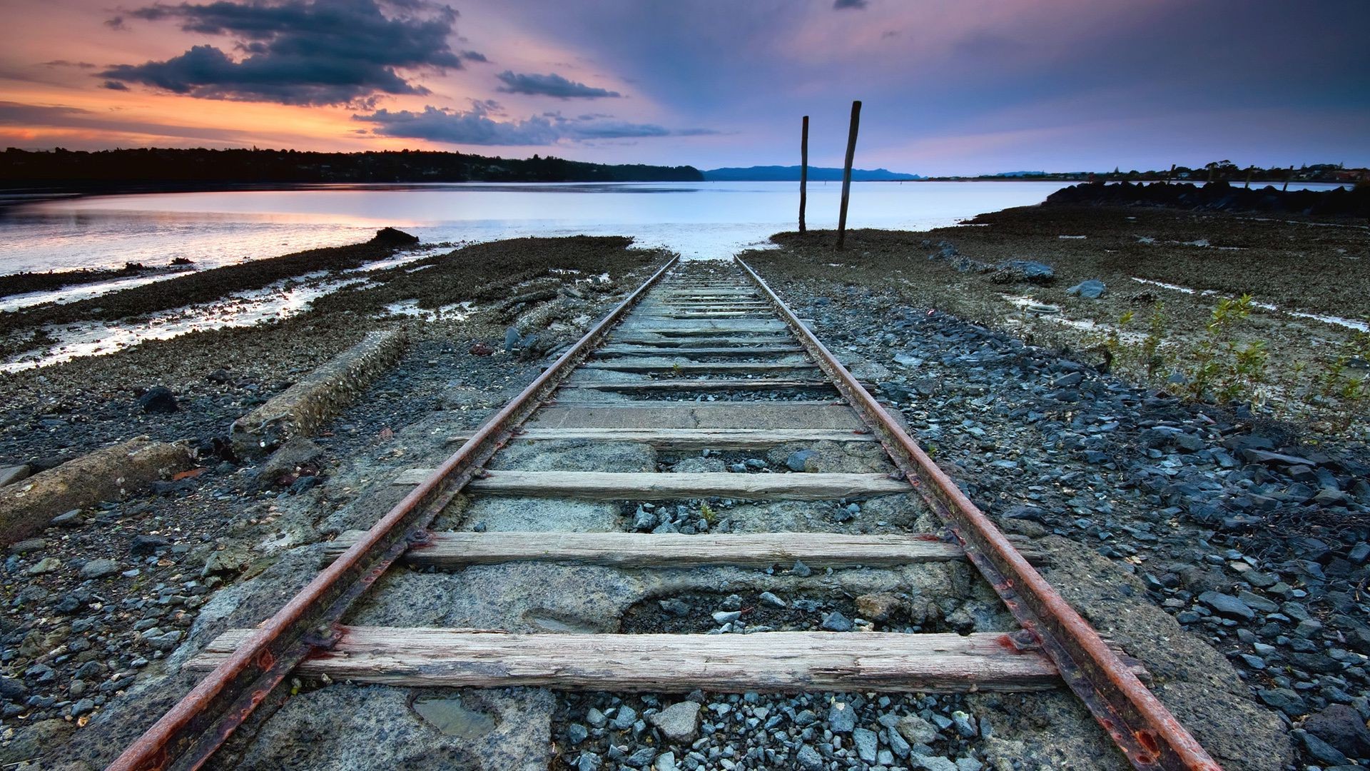 estradas estrada de ferro trem trilha viagens guia céu cascalho sistema de transporte ao ar livre perspectiva linha longo paisagem ferro plataforma aço