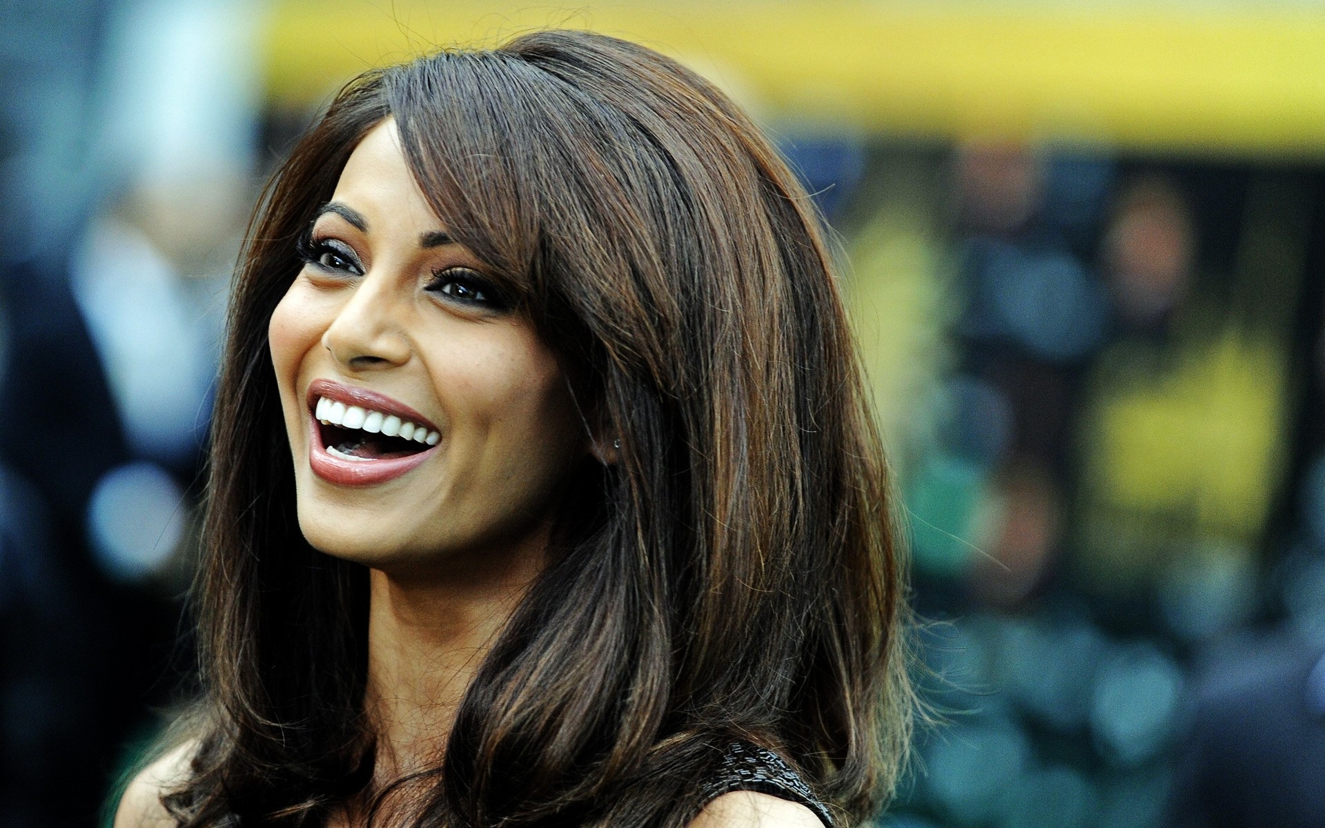 retrato mulher menina adulto atriz de bollywood morena sorriso atriz indiana bipasha basu