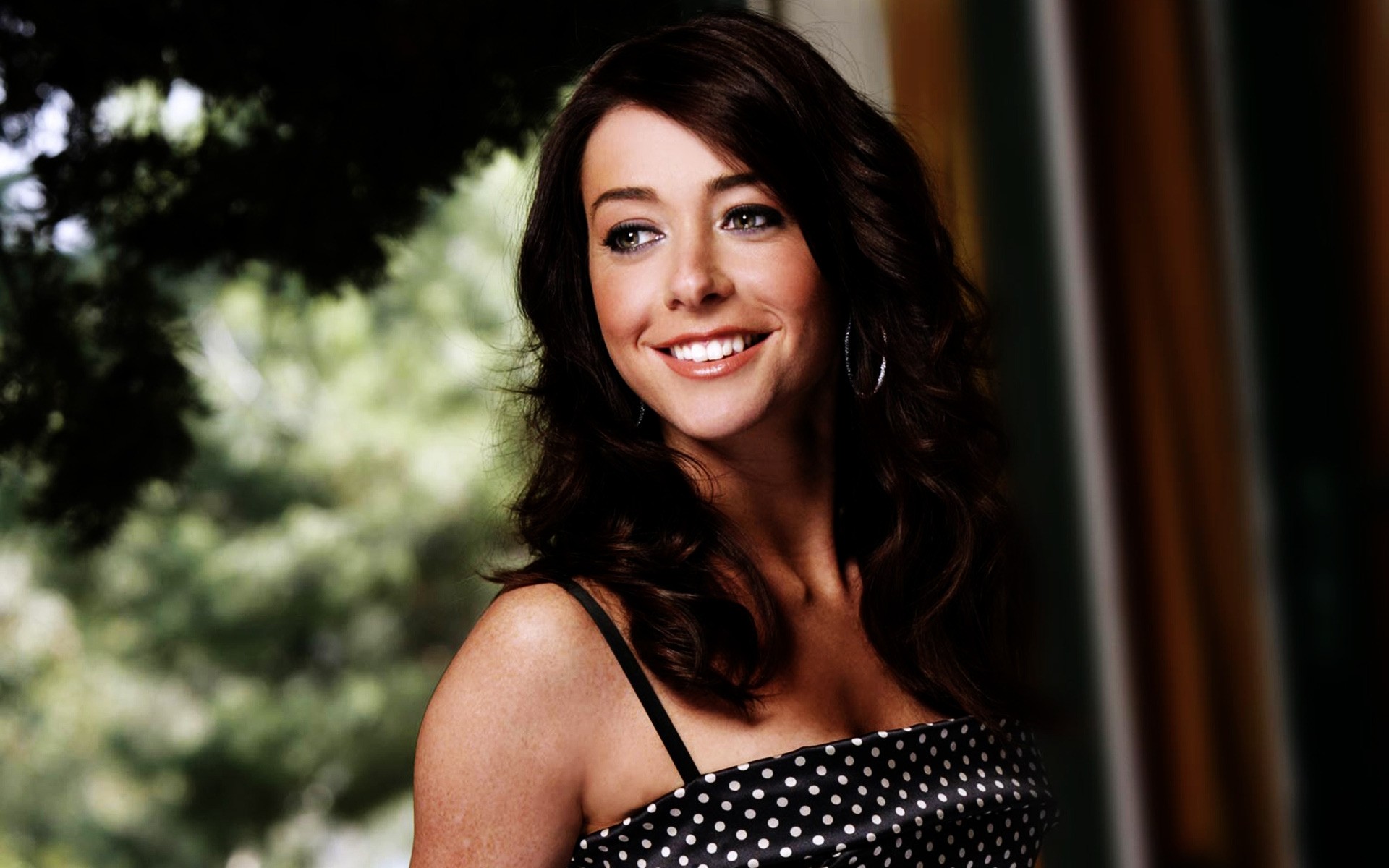 mulher moda retrato solteiro glamour morena sexy expressão facial bonita menina celebridade atriz sorriso alison hannigan mulheres