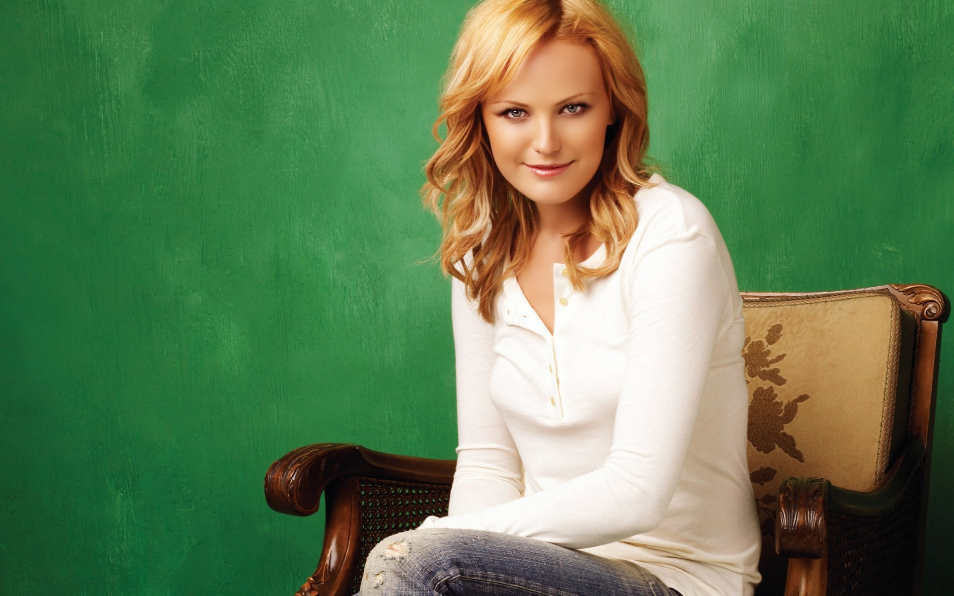 mulher solteiro retrato adulto vestir dentro de casa sentar menina atriz foto imagem foto