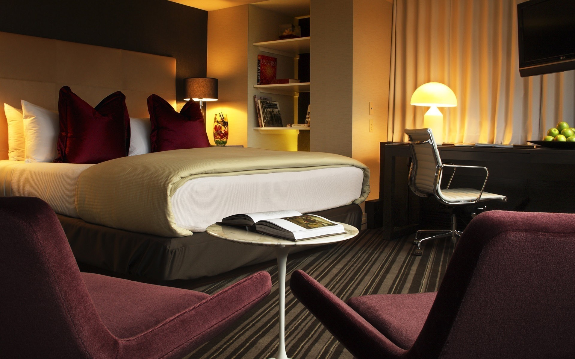 mobília quarto interior cadeira lâmpada assento hotel design de interiores luxo tabela cama dentro quarto sofá almofada tapete moderno janela família assoalho mesa cadeira