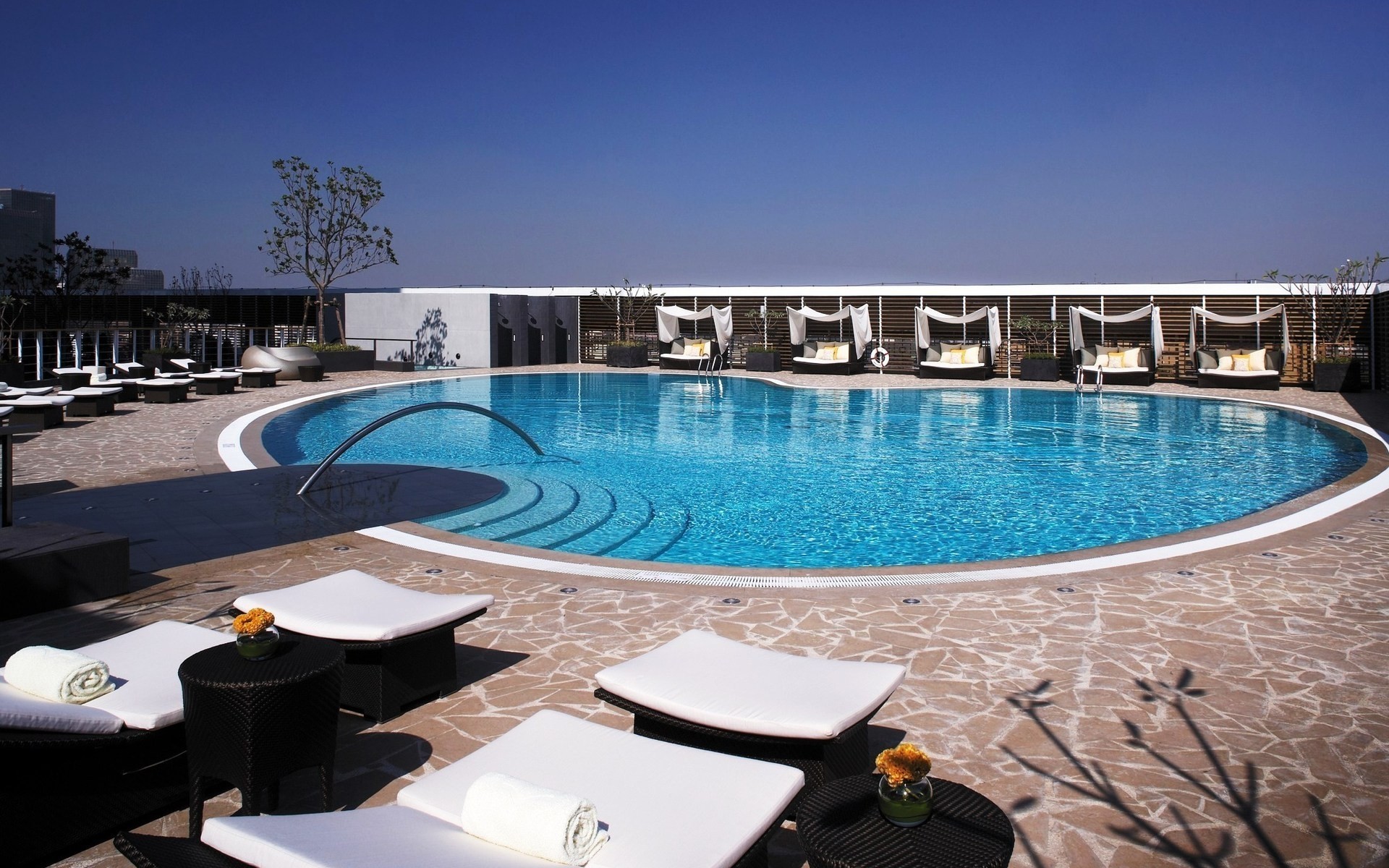 piscina água natação luxo viagens piscina hotel lazer cadeira à beira da piscina lazer férias resort moderno ao ar livre céu verão relaxamento design fundo