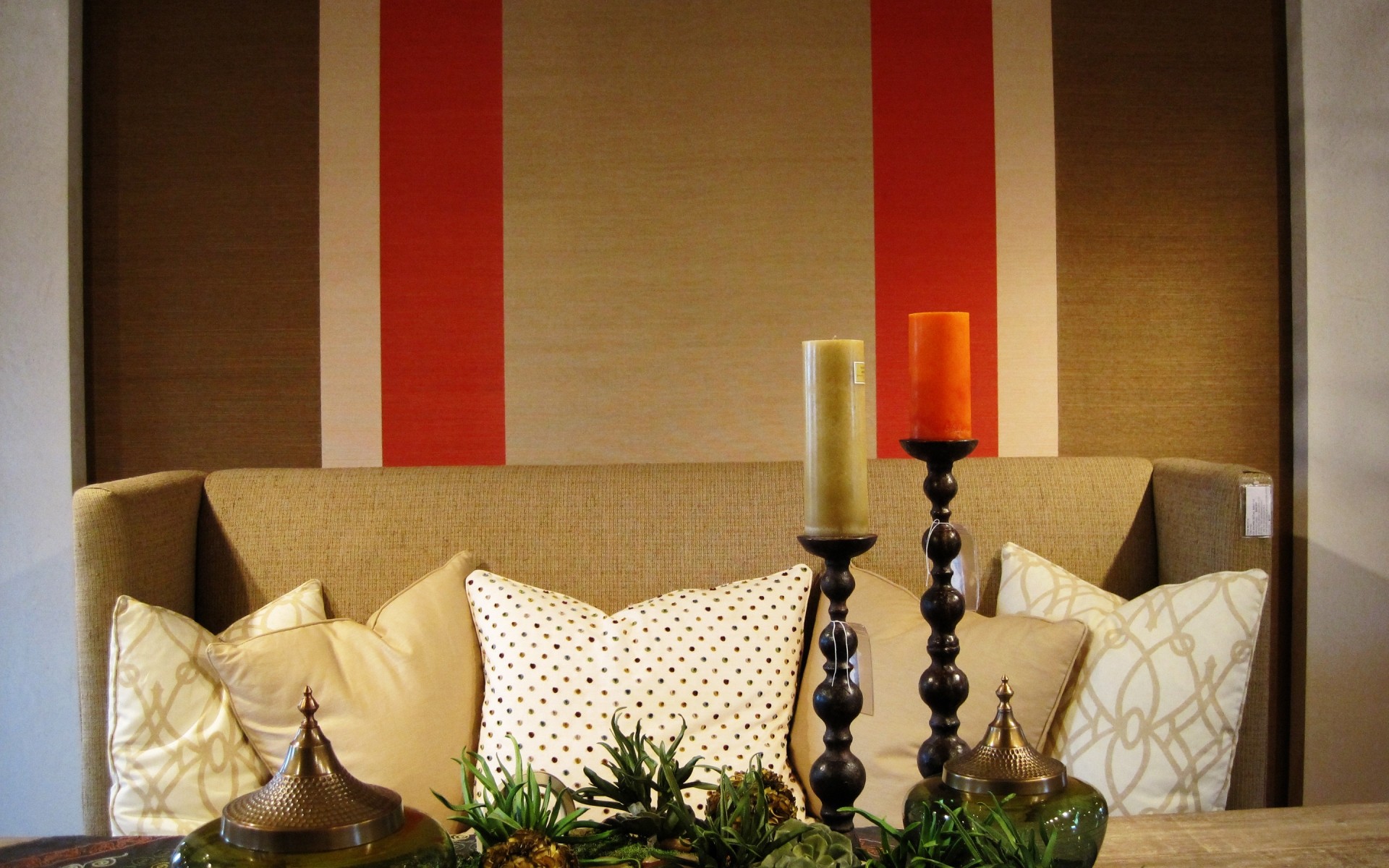 mobília interior quarto vela design de interiores assento lâmpada tabela relaxamento luxo hotel decoração cadeira aconchegante sofá família velas madeira ainda vida parede