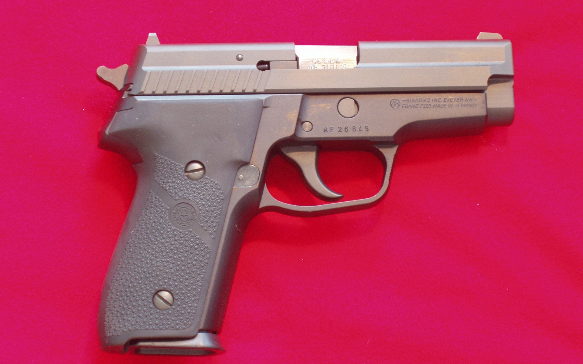 arma arma arma crime munição força segurança gatilho perigo bala calibre arma polícia segurança defesa exército aço defesa fundo rosa