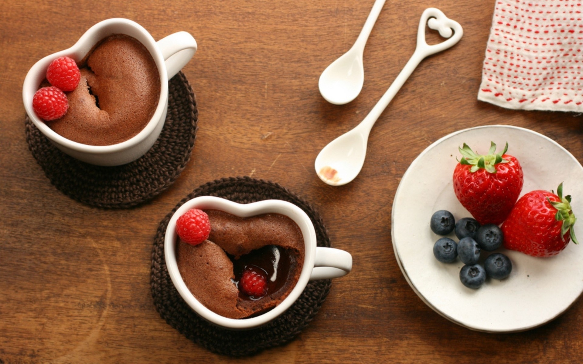 frutas doce comida baga morango colher tigela café da manhã creme delicioso produtos lácteos crescer amanhecer copo leite close-up framboesas açúcar ainda vida morangos framboesas amoras chocolate