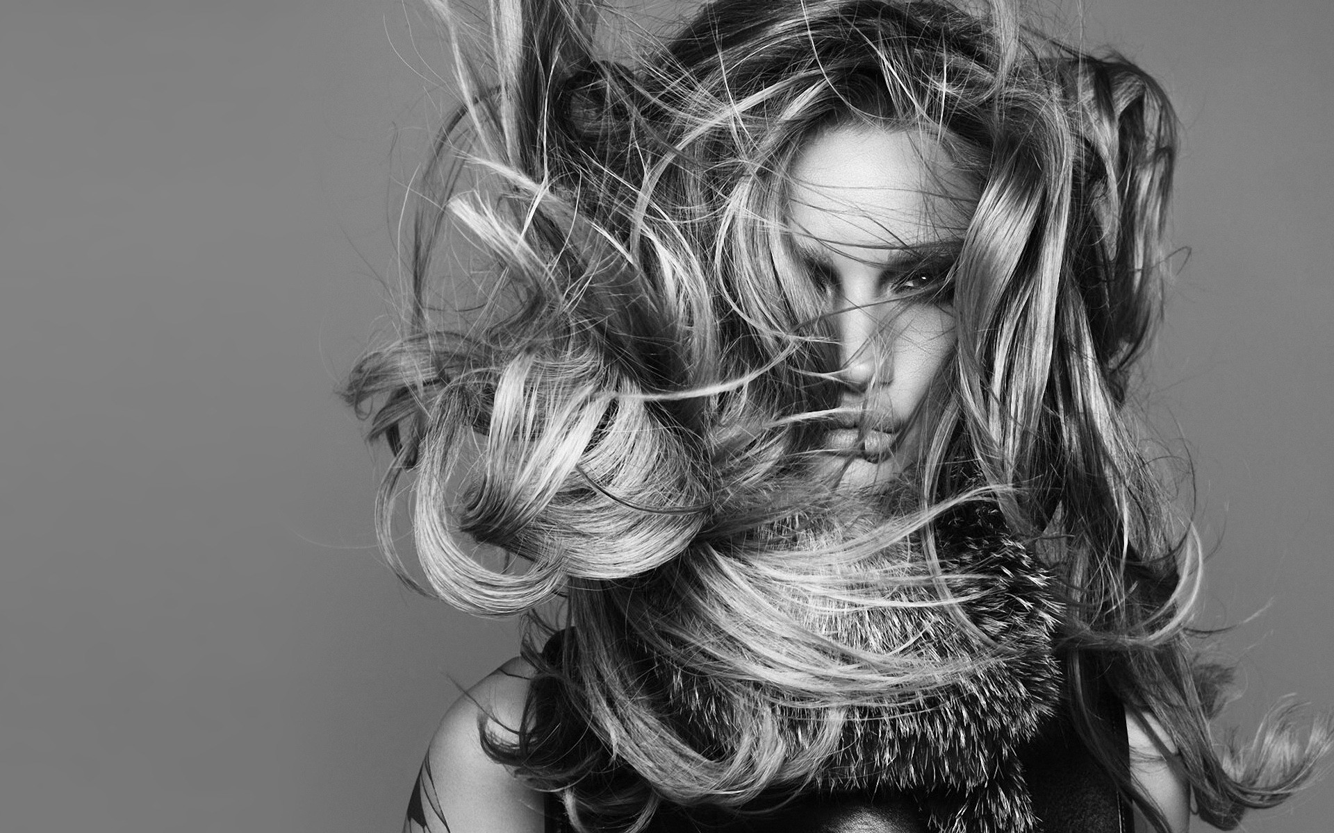 retrato monocromático menina modelo moda cabelo mulher bonita adulto penteado vento glamour sexy cara solteiro estúdio estilo