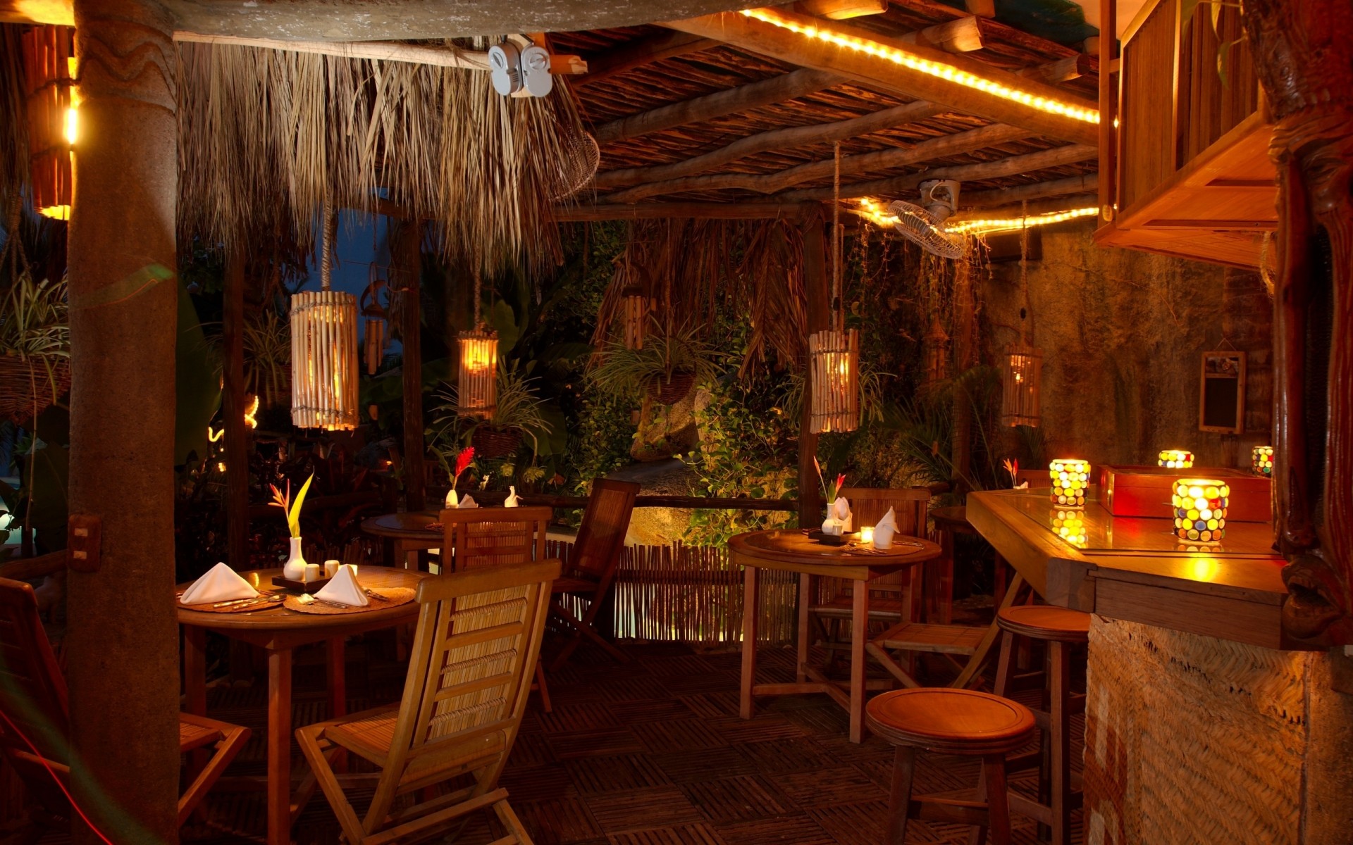 mesa móveis design de interiores cadeira dentro de casa quarto hotel casa lugar lâmpada sala de jantar luxo casa utensílios de mesa restaurante lustre dentro café lugar