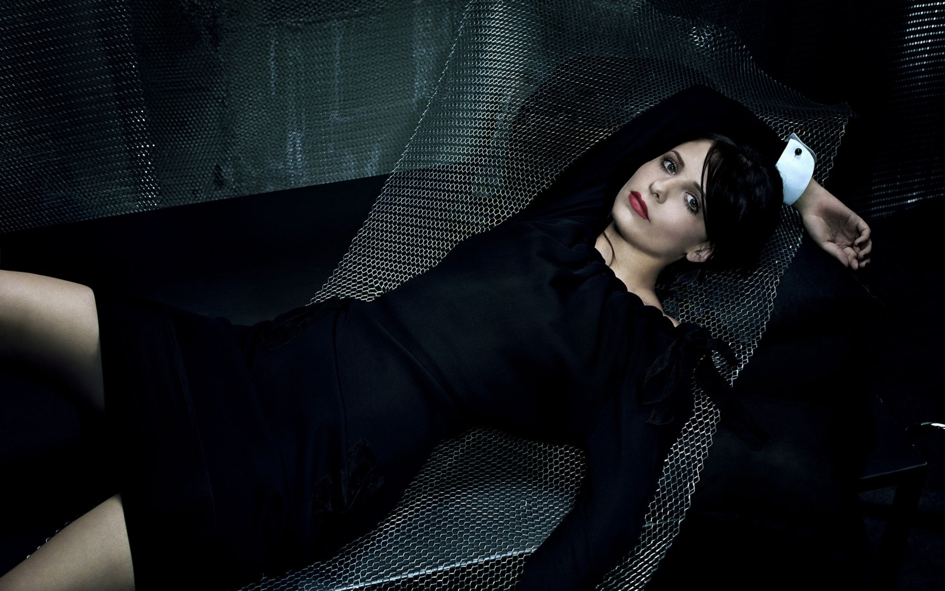 moda modelo retrato sexy mulher glamour menina escuro elegante vestido preto sofá quarto fundo