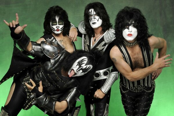 Banda de rock Kiss em fundo verde
