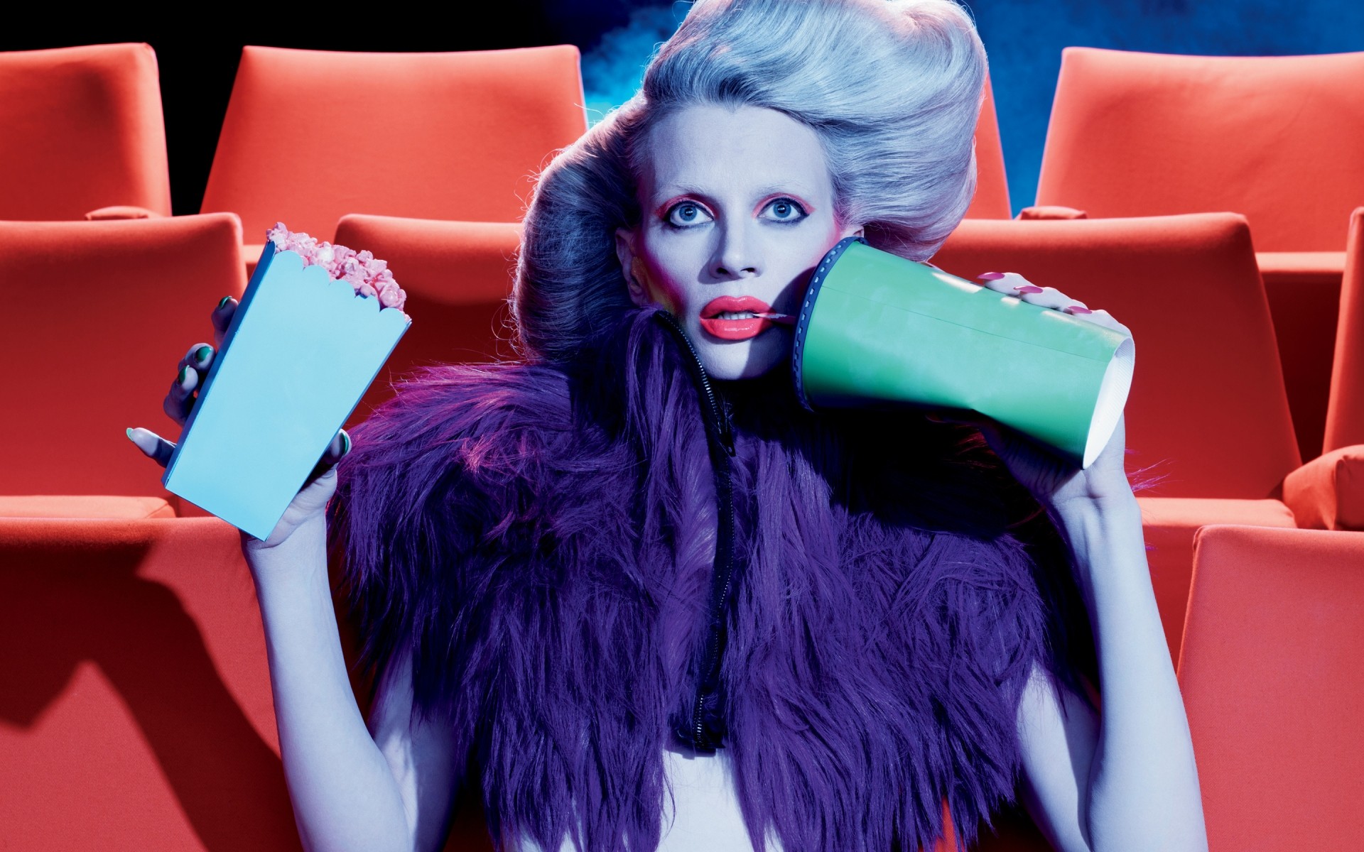 mulher dentro de casa sentar diversão sozinho lugar moda celebridade engraçado modelo kristen mcmenami