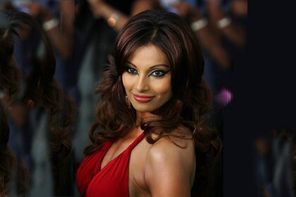 Mulher em vestido vermelho com olhos maravilhosos