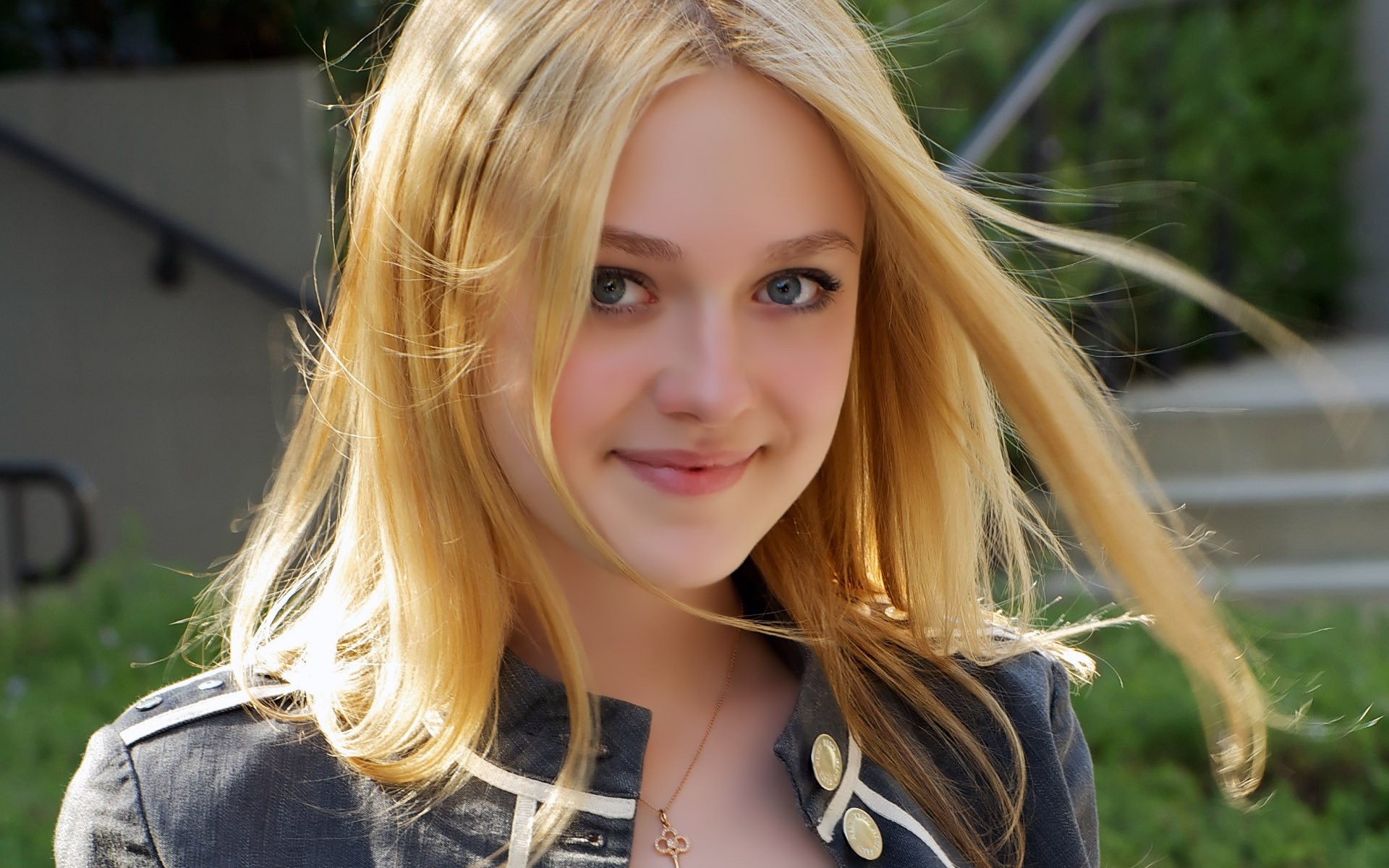 mulher loura menina bonita natureza retrato bela verão jovem moda ao ar livre sorriso modelo adolescentes fofa cabelo alegria sexy atriz crepúsculo dakota fanning celebridade