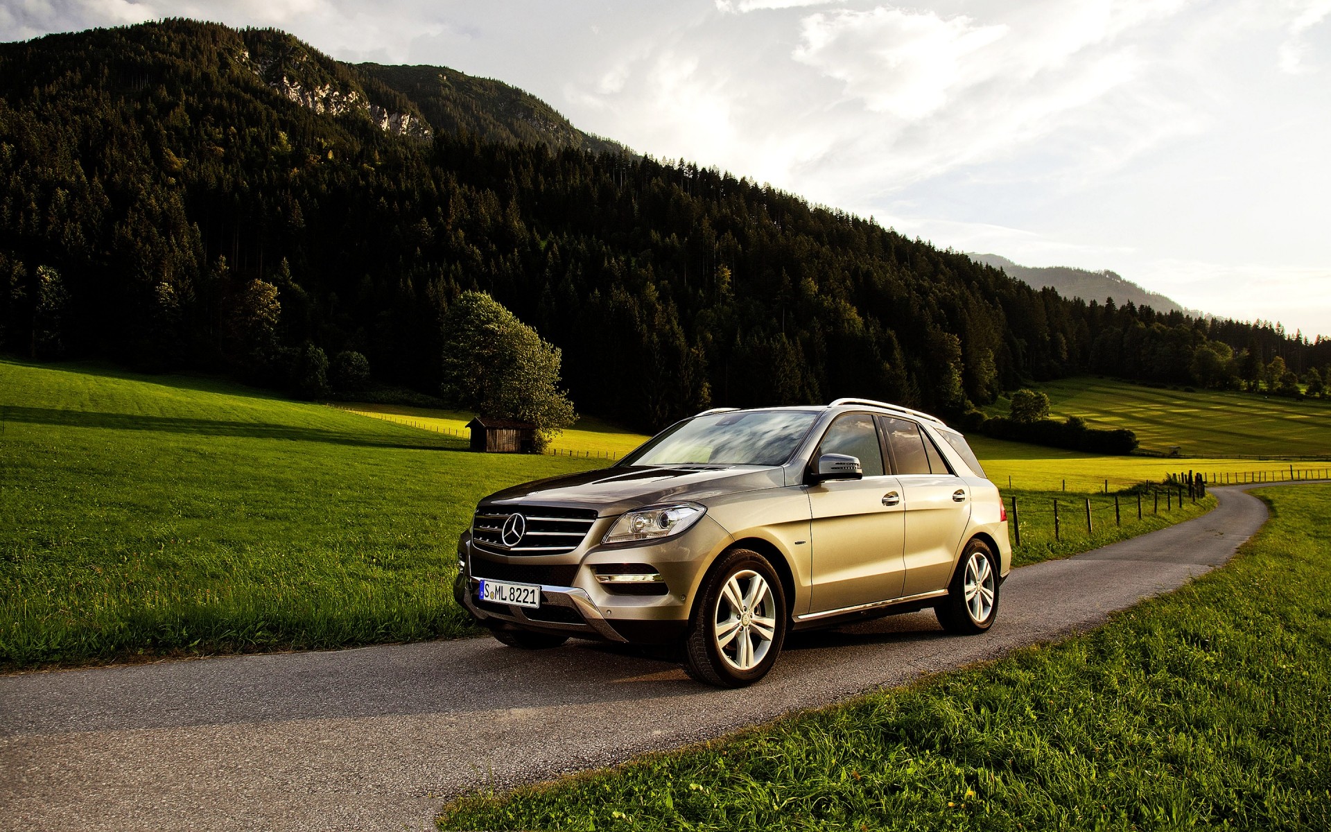 mercedes-benz carro carro estrada asfalto paisagem sistema de transporte viagens grama calçada mercedes ml 2013 mercedes benz ml