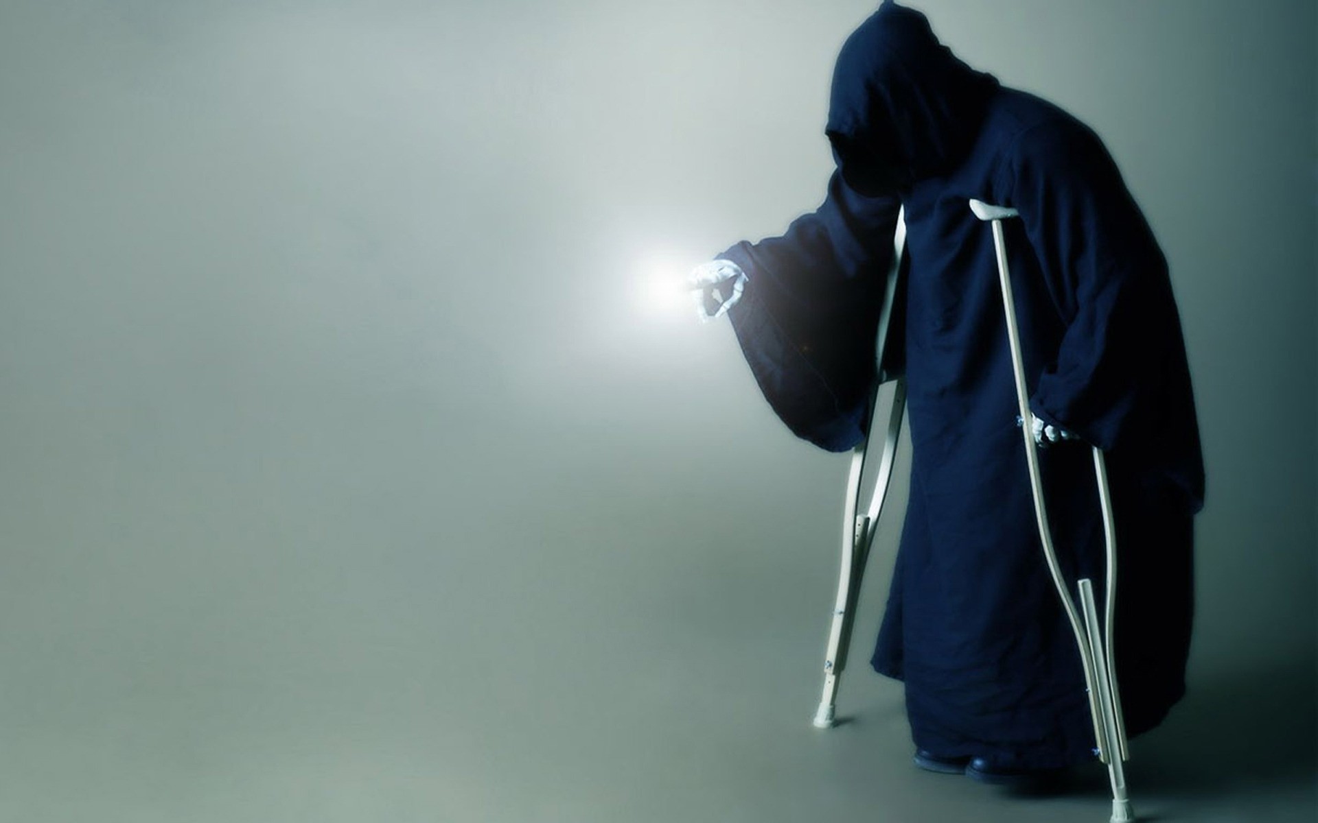 sozinho homem adulto retrato engraçado comédia morte luz azul preto