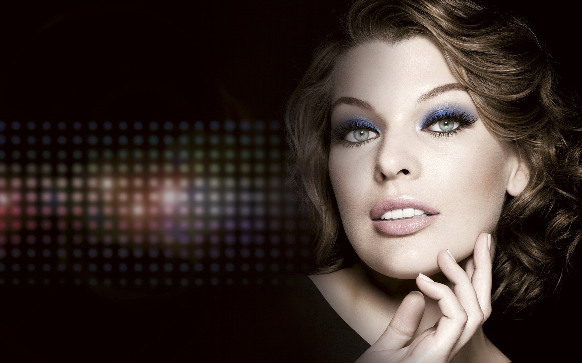 moda glamour mulher elegante estilo sexy luxuoso olho milla jovovich resident evil atriz celebridade babe