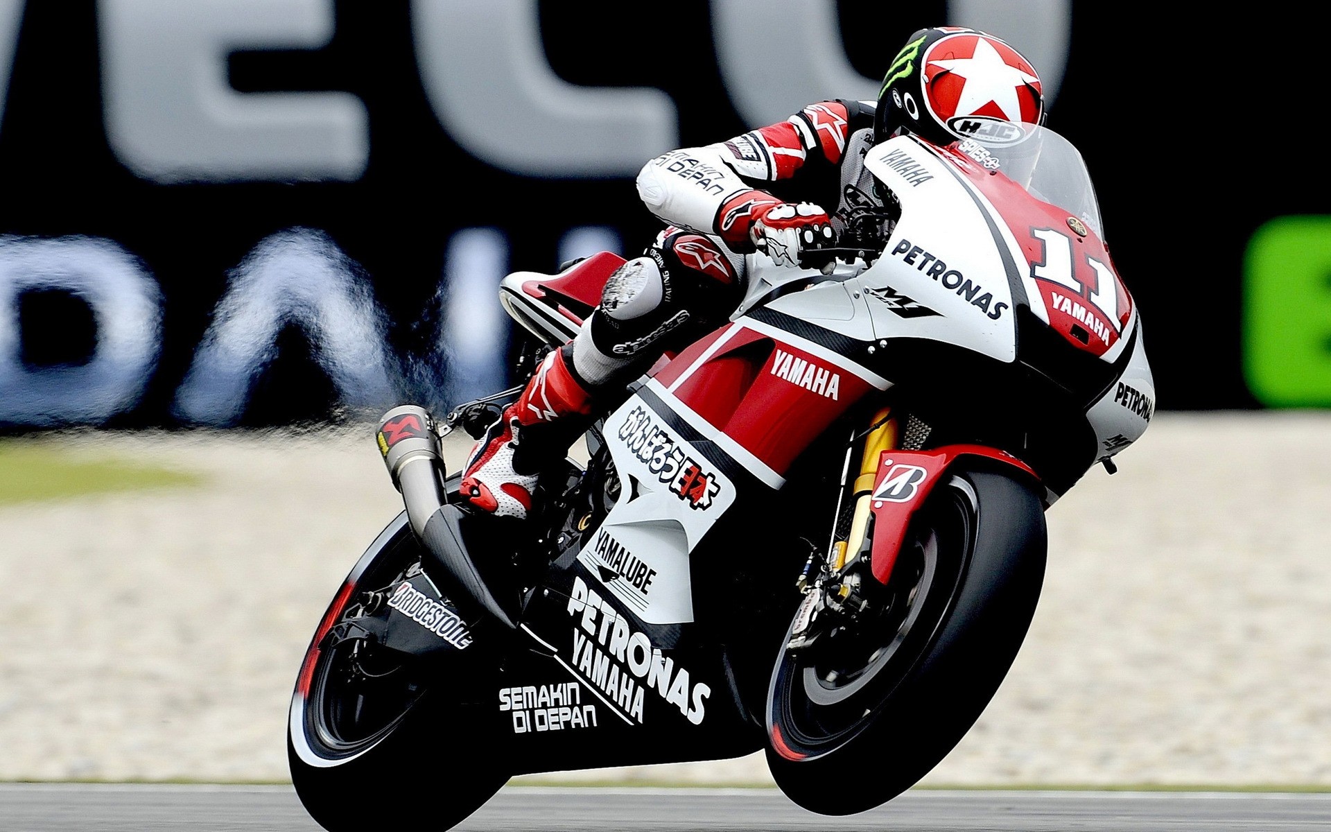 esporte corrida bicicleta pista campeonato rápido com pressa dirigir carro competição esquema esquadrão pneus piloto poder círculo motorista patrocinadores velocidade