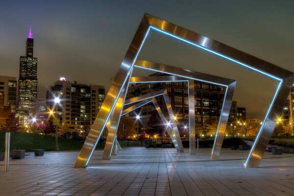 Parque noturno, arquitetura e luzes da cidade. EUA