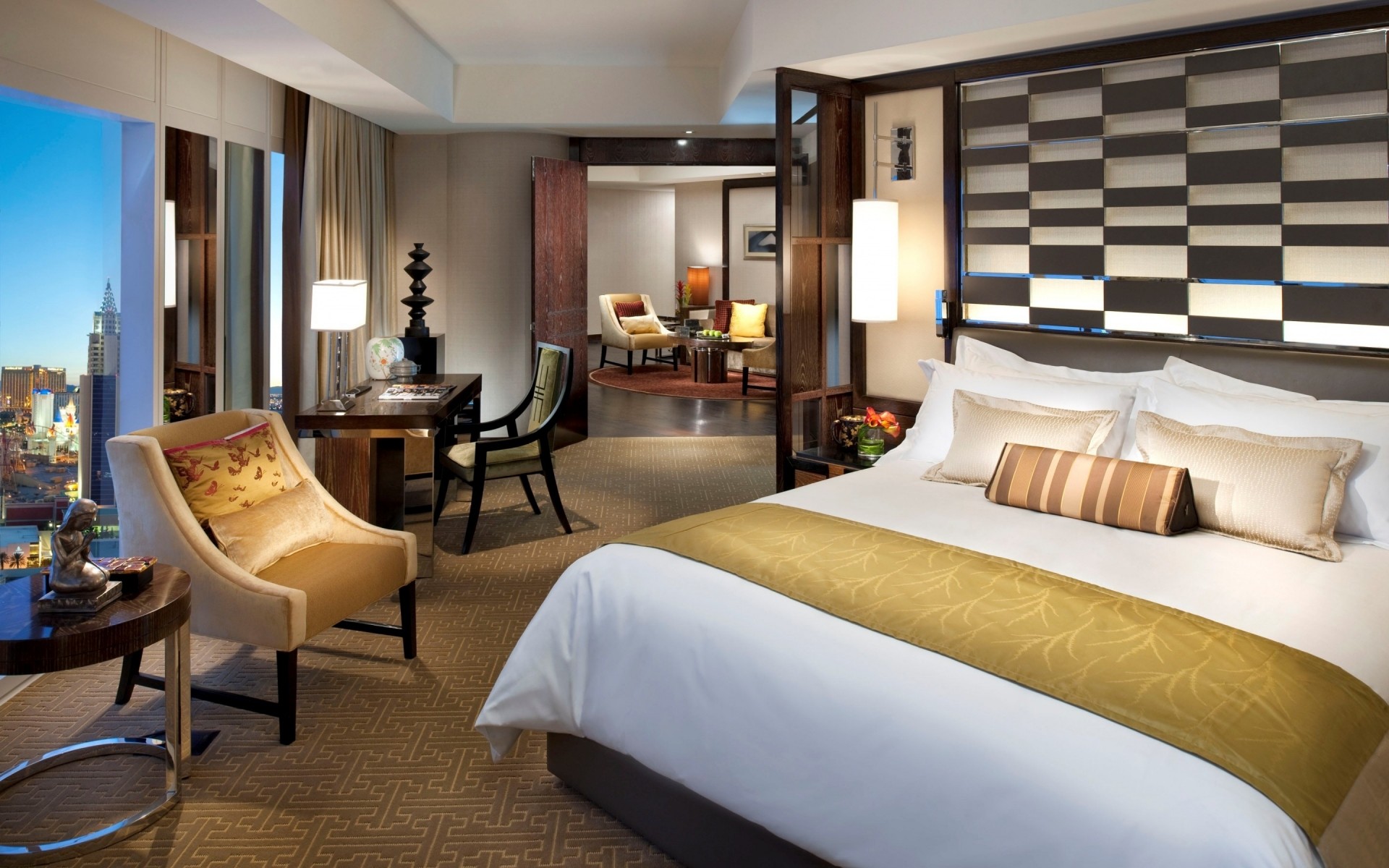 mobília quarto quarto cama interior lâmpada moderno luxo almofada design de interiores mesa hotel tapete apartamento janela residencial cadeira família assoalho casa cadeira cadeiras