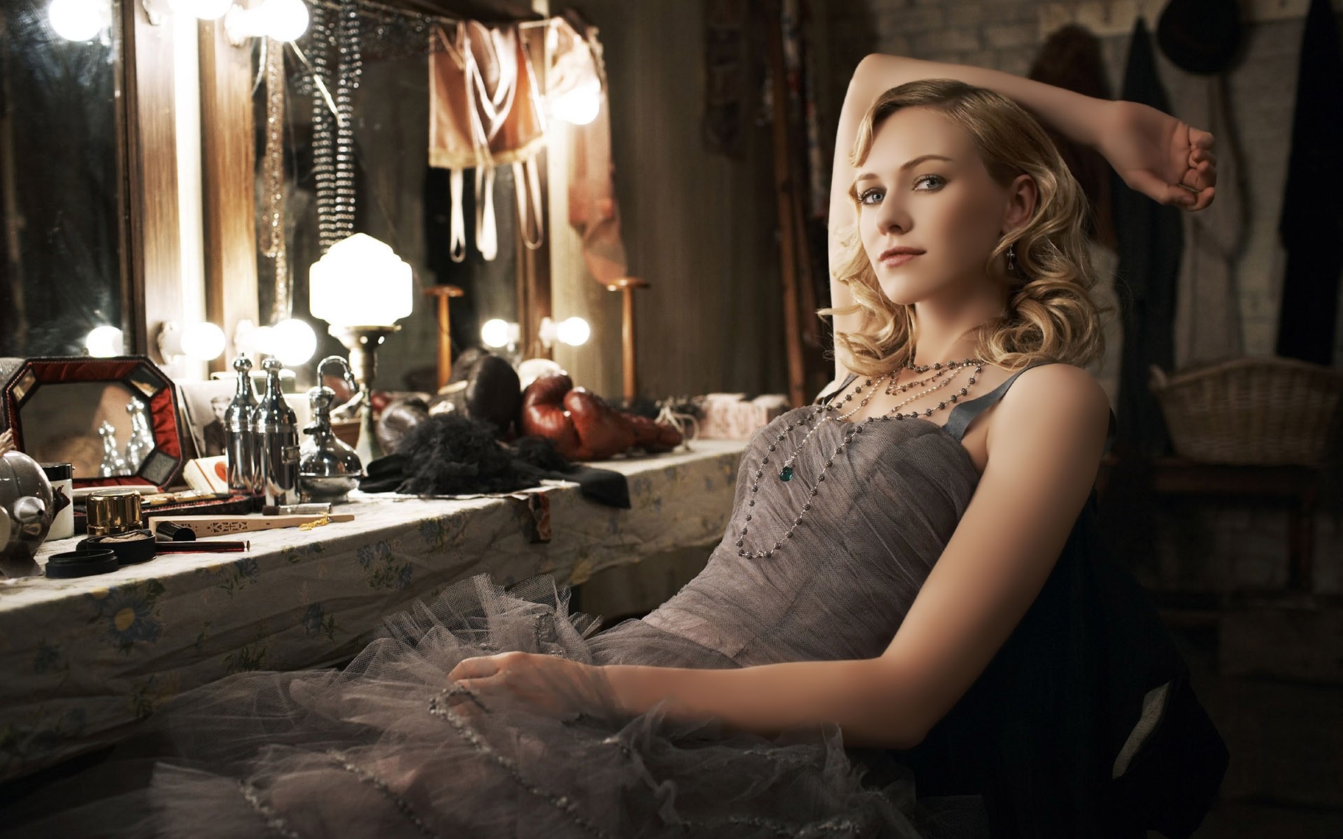 mulher moda adulto glamour retrato solteiro dentro de casa modelo quarto vestido