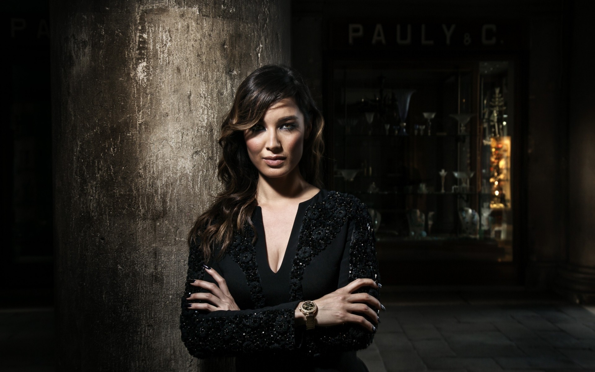 mulher retrato moda solteiro vestir adulto modelo dentro de casa escuro menina atriz berenice marlohe celebridade celebridade