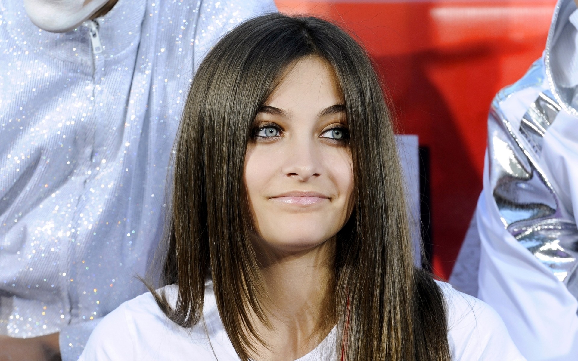 mulher retrato moda menina adulto jovem dentro de casa bonito sozinho paris jackson celebridade celebridade celebridade