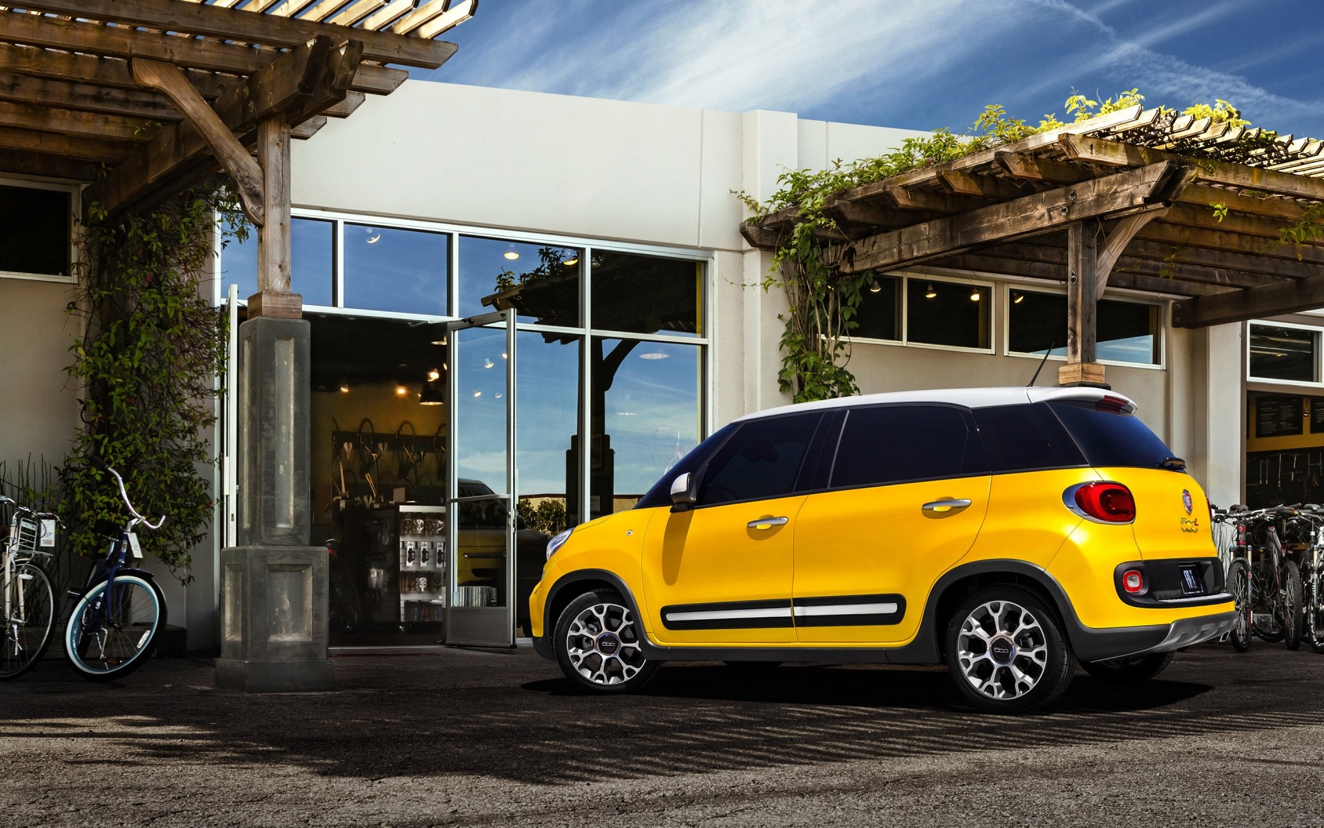 fiat carro carro sistema de transporte estrada rua rodas tráfego calçada viagens cidade drive rápido automóvel clássico fiat 500l