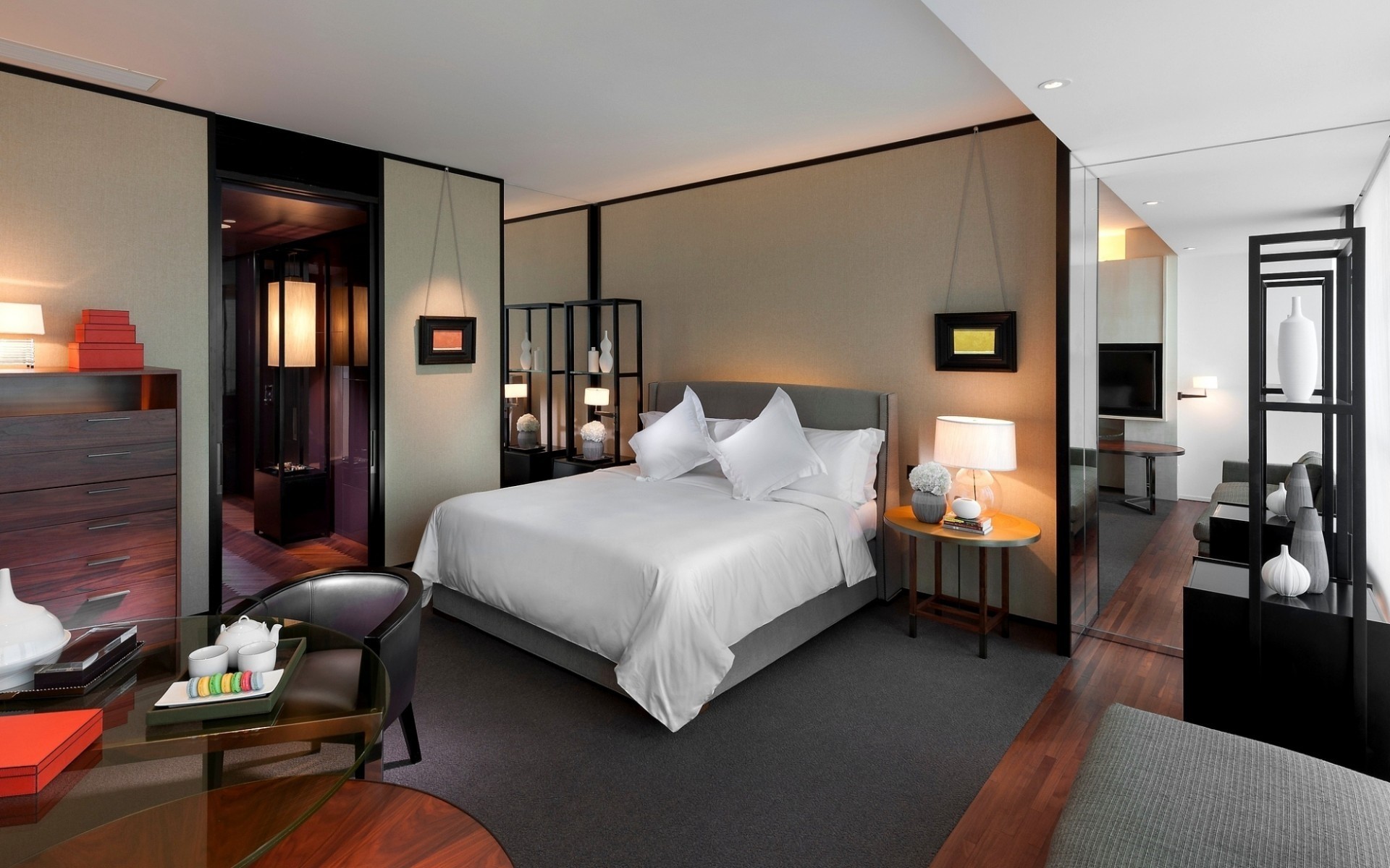 mobília quarto quarto cama casa interior design de interiores lâmpada tabela cadeira janela espelho tapete assoalho casa moderna lugar apartamento hotel luxo sofá design de quarto