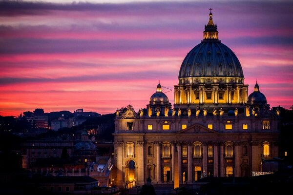 Cúpula da Igreja no pôr do sol da noite