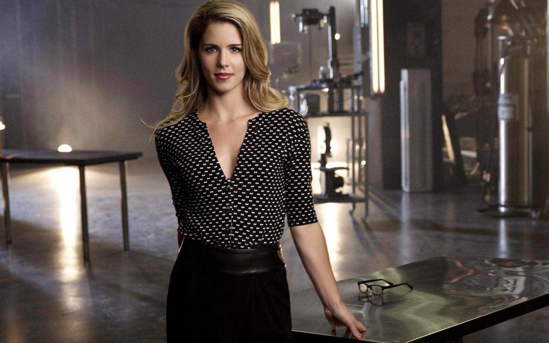 adulto mulher retrato dentro de casa moda solteiro o negócio modelo usar quarto moda loira babe emily bette celebridade celebridade