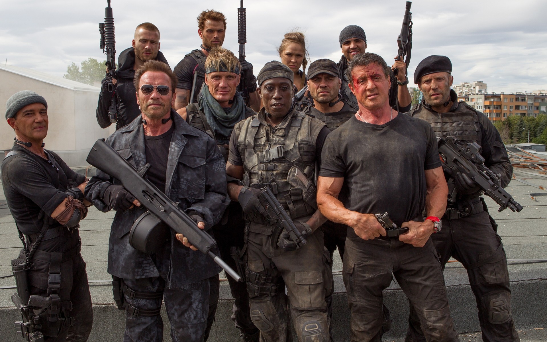 filmes militar grupo homem adulto armas guerras batalha soldado retrato arma rebelião polícia exército crime muitos administração mercenários