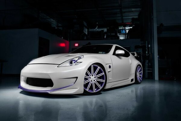 Carro branco com rodas roxas