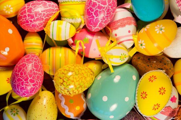 Decorações tradicionais de Páscoa. Ovos coloridos