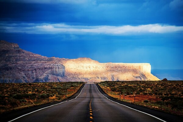Viagem por uma estrada deserta nos Estados Unidos