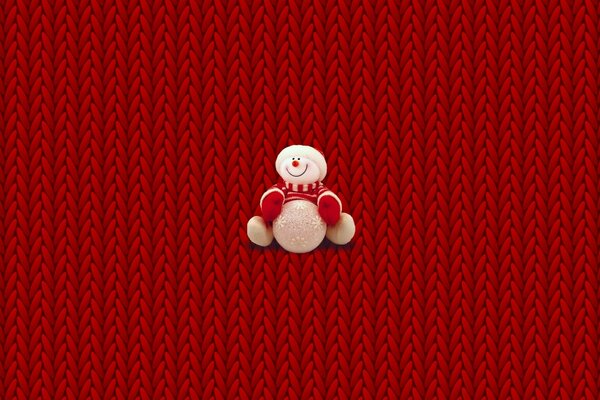 Boneco de neve de pelúcia em fundo de vime vermelho